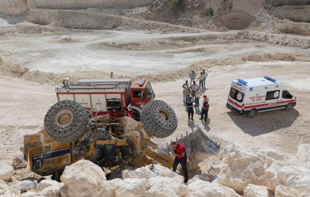 Mersin'de taş ocağında devrilen kepçenin operatörü yaralandı